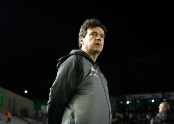 Vasco vive crise: só uma vitória nos últimos 10 jogos e defesa vira pesadelo no Brasileirão