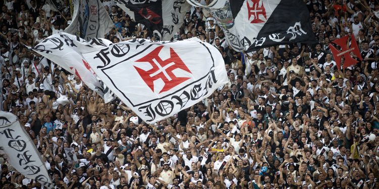 Torcida do Flamengo sente dor no cotovelo e critica novo reforço do Vasco