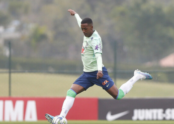 Vasco corre contra o relógio para inscrever Robert Renan e ter zagueiro no clássico decisivo contra o Botafogo