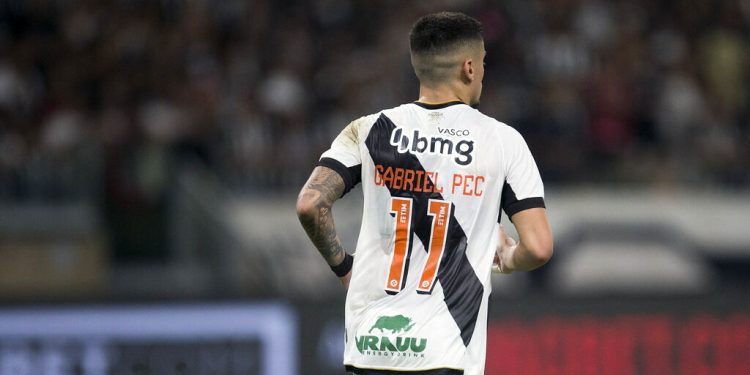 Cria do Vasco, Gabriel Pec recebe novas propostas para voltar ao Brasil