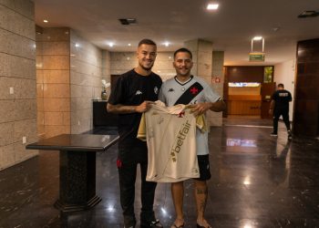 Jogadores do Vasco e Betfair realizam sonho de artista plástico vascaíno no Betfera do Mês