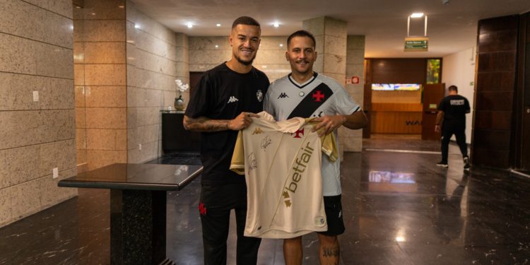 Jogadores do Vasco e Betfair realizam sonho de artista plástico vascaíno no Betfera do Mês