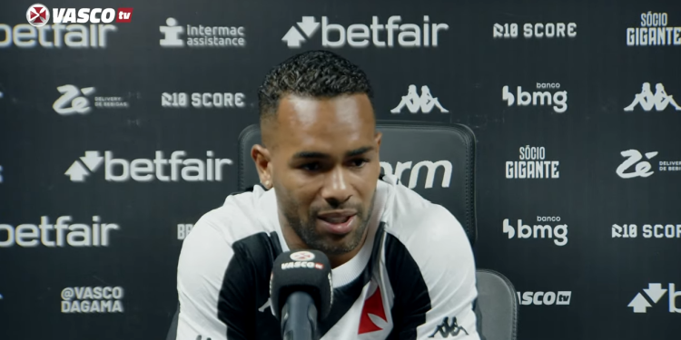 Alex Teixeira cogita rescindir contrato com o Vasco após perder espaço no elenco
