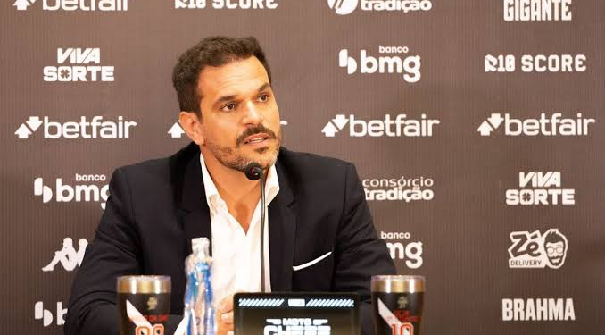 URGENTE! Alvo do Vasco, zagueiro da Premier League fica livre no mercado