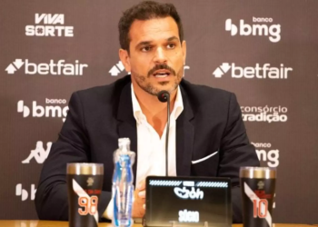 Vasco chega a acordo com Carlos Cuesta e zagueiro assina vínculo