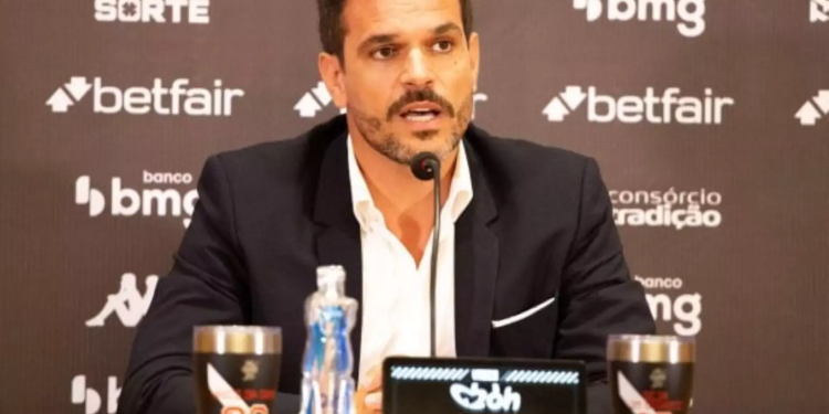 Vasco chega a acordo com Carlos Cuesta e zagueiro assina vínculo