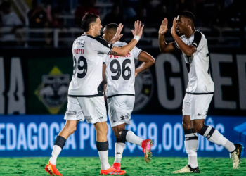 Cria da base volta a sofrer com problema no joelho e não consegue sequência no Vasco