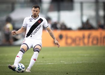 Hugo Moura vira "coringa" de Diniz e está prestes a bater recorde histórico no Vasco