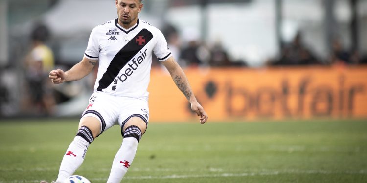 Hugo Moura vira "coringa" de Diniz e está prestes a bater recorde histórico no Vasco