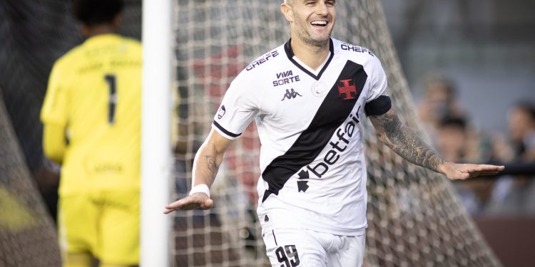 Com 24 gols, Vegetti coloca o Vasco na disputa contra os gringos de Fluminense, Flamengo e Botafogo.