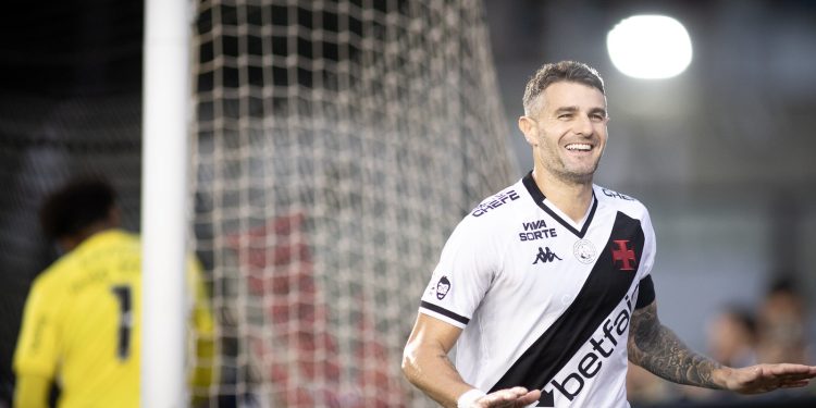 Vasco: Vegetti completa 10 jogos sem marcar com bola rolando