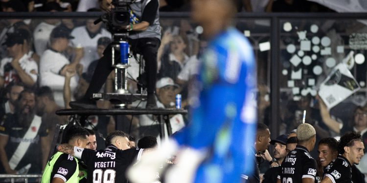 Classificado para as semifinais da Copa do Brasil, o Vasco ainda encontra dificuldades para engrenar no Campeonato Brasileiro.