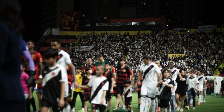 Vasco: Lateral do Sport pede desculpas a Jair por lance que causou lesão: “Em nenhum momento tive a intenção de machucá-lo”