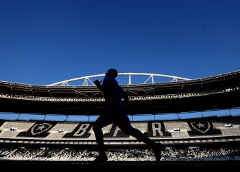 Mistério no ar! Botafogo não confirma situação de craque e clássico contra o Vasco ganha suspense