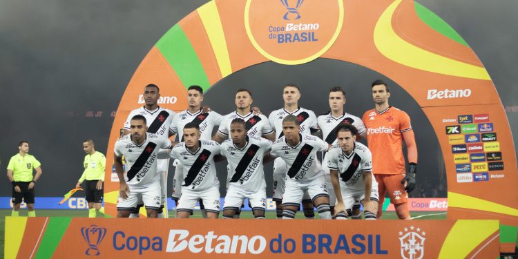 Sem Hugo Moura, Vasco pode ter Robert Renan ou Carlos Cuesta contra o Ceará