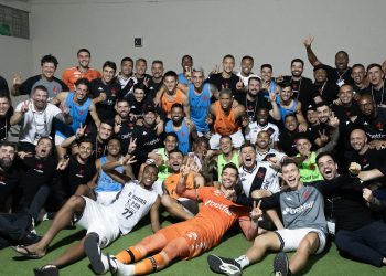 Após empate no tempo normal, o Vasco venceu nos pênaltis por 5 a 3 e garantiu vaga na semifinal da Copa do Brasil.