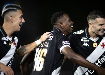 A defesa do Vasco voltou a ser motivo de preocupação. O time de Fernando Diniz chegou a uma sequência de seis jogos seguidos sofrendo gols.