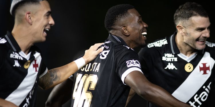 A defesa do Vasco voltou a ser motivo de preocupação. O time de Fernando Diniz chegou a uma sequência de seis jogos seguidos sofrendo gols.