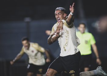 Em meio à boa fase no Campeonato Brasileiro, o Vasco já se movimenta nos bastidores para montar o elenco da próxima temporada.