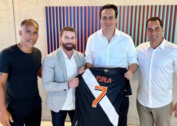 Edmundo faz mea-culpa e acena com trégua à gestão de Pedrinho no Vasco