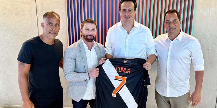 Edmundo faz mea-culpa e acena com trégua à gestão de Pedrinho no Vasco