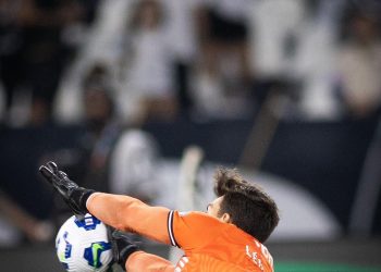 Vasco passa às semifinais da Copa do Brasil com Léo Jardim de vilão a herói