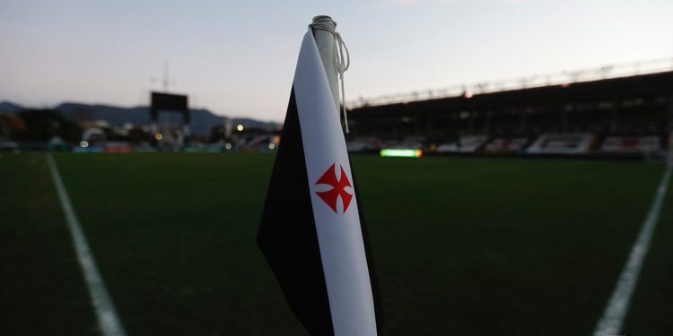 O Vasco da Gama confirmou a renovação de contrato do lateral-esquerdo Riquelme Avellar, conhecido como Avellar, até o dia 31 de julho de 2028.