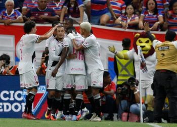 Coincidência? Vasco para de levar gol justamente na volta de Carlos Cuesta