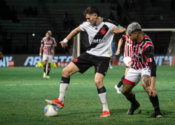 Vasco e São Paulo se enfrentam neste domingo (2), às 20h30 (de Brasília), em São Januário, pela 31ª rodada do Campeonato Brasileiro.