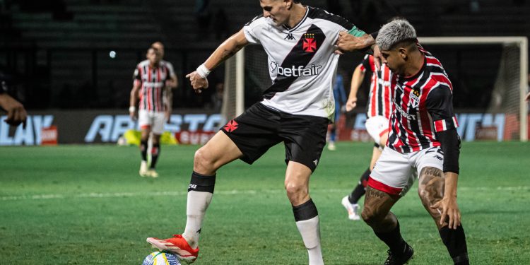Vasco e São Paulo se enfrentam neste domingo (2), às 20h30 (de Brasília), em São Januário, pela 31ª rodada do Campeonato Brasileiro.