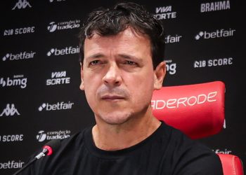 O técnico Fernando Diniz voltou a demonstrar toda a admiração que tem por Rayan, destaque do Vasco da Gama na temporada.