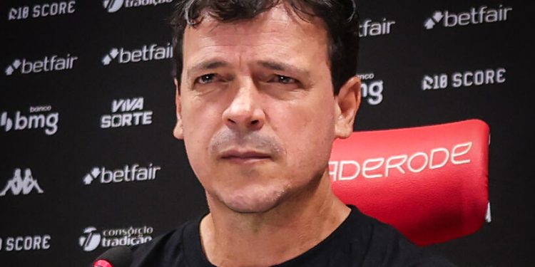 O técnico Fernando Diniz voltou a demonstrar toda a admiração que tem por Rayan, destaque do Vasco da Gama na temporada.