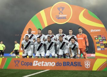 Do outro lado, Vasco e Fluminense protagonizam um clássico carioca que promete fortes emoções e casa cheia no Maracanã.