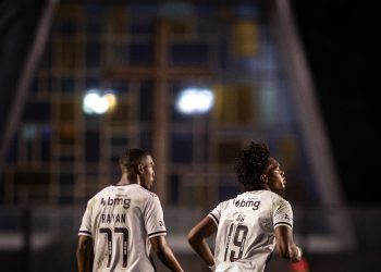 Substituto de Rayan? Vasco tenta trazer jogador antes da concorrência