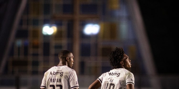 Substituto de Rayan? Vasco tenta trazer jogador antes da concorrência