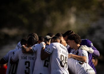 Enquanto o elenco do Vasco desfruta de um breve período de descanso, o departamento de futebol trabalha em ritmo acelerado.