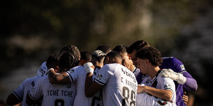 Enquanto o elenco do Vasco desfruta de um breve período de descanso, o departamento de futebol trabalha em ritmo acelerado.