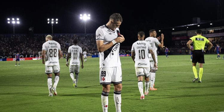 “Isso me deixava tranquilo”: Vegetti fala sobre jejum de gols e valorização do trabalho no Vasco