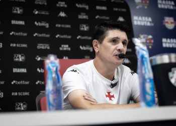 “Soube sofrer”: auxiliar de Diniz destaca evolução defensiva e elogia elenco do Vasco