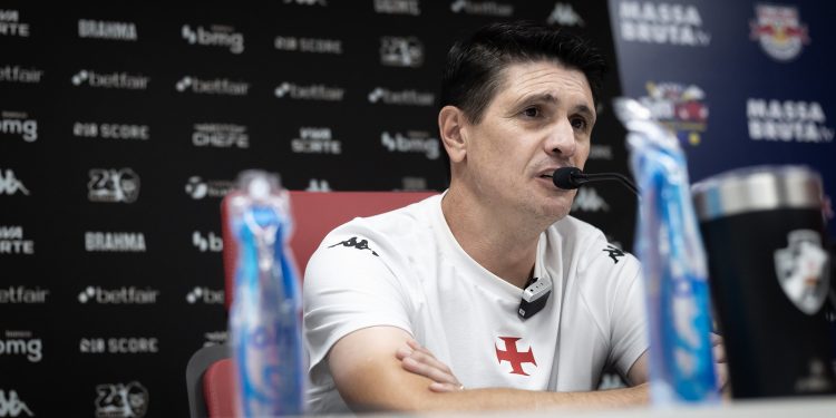 “Soube sofrer”: auxiliar de Diniz destaca evolução defensiva e elogia elenco do Vasco
