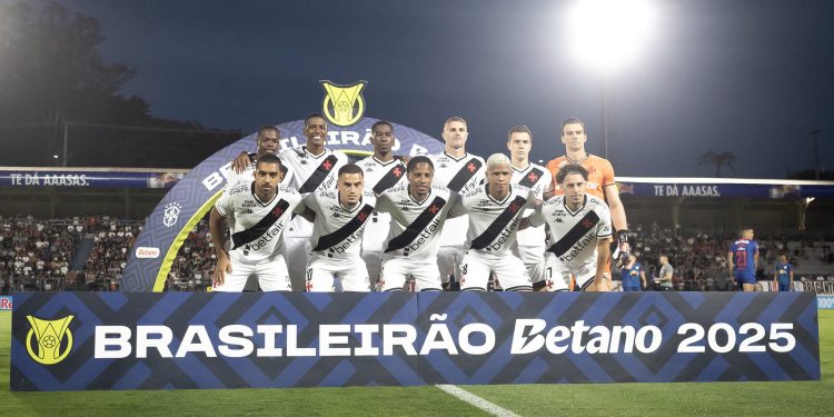 Vasco deve ter dupla de laterais convocada e planeja logística após Data Fifa