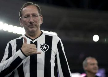 Textor nega crise no Botafogo e cutuca: “Não somos o Vasco”