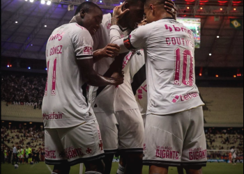 Rayan e David decidem, e Vasco ganha do Fortaleza com um a menos