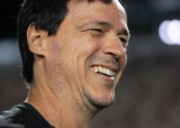 “Tenho uma ligação difícil de explicar”: Diniz se declara ao Vasco e projeta briga por título da Copa do Brasil