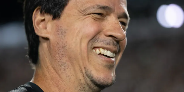 “Tenho uma ligação difícil de explicar”: Diniz se declara ao Vasco e projeta briga por título da Copa do Brasil