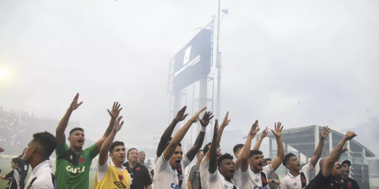 Zé Ricardo vê semelhanças entre arrancada atual e campanha do Vasco rumo à Libertadores de 2017
