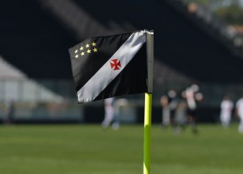 Clube conversa para manter zagueiro emprestado pelo Vasco