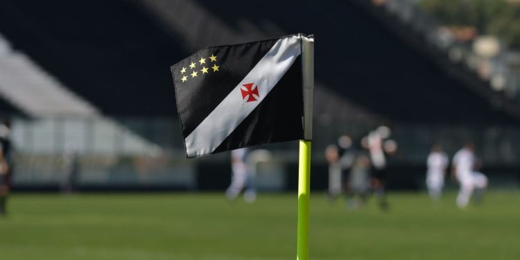 Clube conversa para manter zagueiro emprestado pelo Vasco