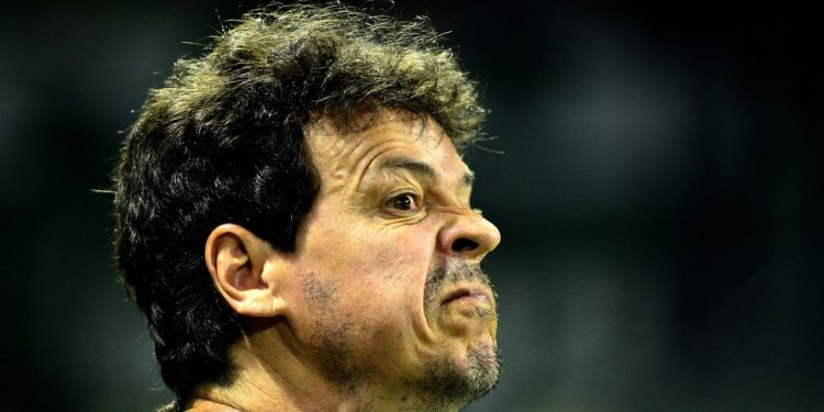 Diniz admite falhas defensivas e lamenta “descuidos” do Vasco em derrota para o Palmeiras