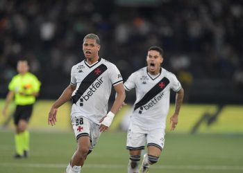 Sem Cuesta, Diniz estuda improviso na zaga para o Vasco enfrentar o Vitória, confira